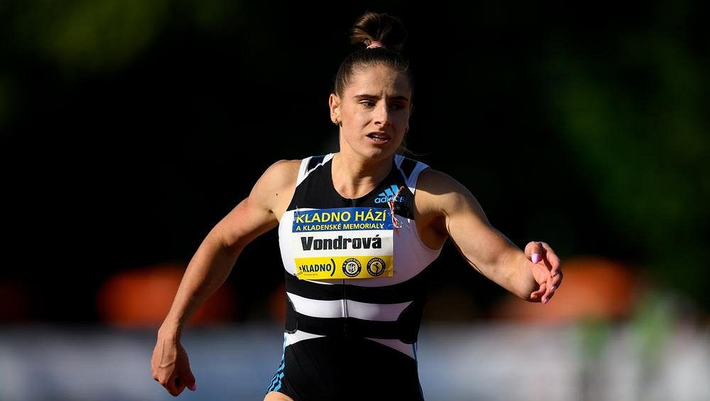 Jirka zaběhl na extralize v Plzni rychlou dvoustovku, Vondrová třikrát vyhrála